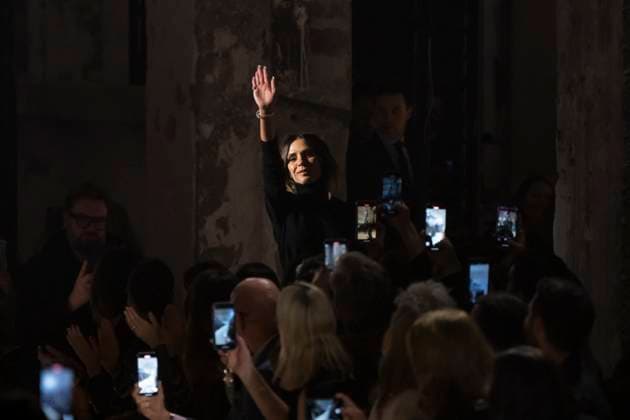 Entertainment Bilder des Tages Entertainment Bilder des Tages Paris Fashion Week, Victoria Beckham Modenschau . 07 03 2025. Paris, France. Victoria Beckham at the end of her show at Paris Fashion Week for Autumn Winter 2025 26 .  xi-Imagesx IIM-25791-0143