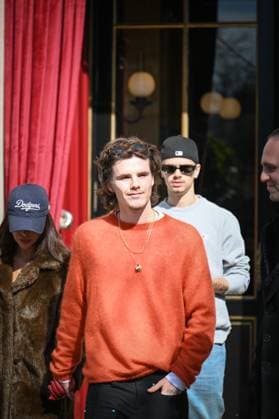 Cruz Beckham, Jackie Apostel and Romeo Beckham leaving their hotel for Womens Ready to Wear Fashion Week, Fall Winter 2025 2026 Cruz Beckham, Jackie Apostel and Romeo Beckham leaving their hotel for Womens Ready to Wear Fashion Week, Fall Winter 2025 2026 441475 2025 03 07 Paris France  Copyright: xBarbaraxNeymanx xStarfacex STAR_441475_003