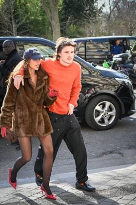 Cruz Beckham, Jackie Apostel and Romeo Beckham leaving their hotel for Womens Ready to Wear Fashion Week, Fall Winter 2025 2026 Cruz Beckham et Jackie Apostel à la sortie de leur hôtel à loccasion de la Fashion Week pret a porter femme, Automne Hiver 2025 2026 441475 2025 03 07 Paris France  Copyright: xBarbaraxNeymanx xStarfacex STAR_441475_008
