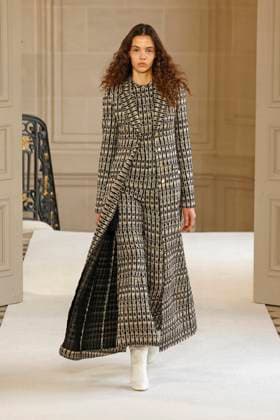 Giambattista Valli Ready to wear fall winter 2025 26 Paris March 2005 Giambattista Valli Ready to wear fall winter 2025 26 Paris March 2005, Credit:Zeppelin Avalon  Copyright: xZeppelinx xAvalonx 0973647888