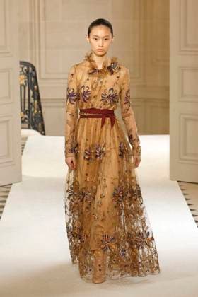 Giambattista Valli Ready to wear fall winter 2025 26 Paris March 2005 Giambattista Valli Ready to wear fall winter 2025 26 Paris March 2005, Credit:Zeppelin Avalon  Copyright: xZeppelinx xAvalonx 0973649795