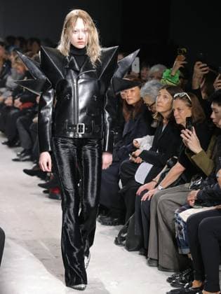 Alain-Gil Gonzalez - PFW - Junya Watanabe Runway - Bela A model walks the runway during the Junya Watanabe Womenswear Fall Winter 2025-2026 show as part of Paris Fashion, on March 8, 2025 in Paris, France. Photo by Alain-Gil Gonzalez ABACAPRESS.COM Paris France  Copyright: xGonzalezxAlain-Gil ABACAx