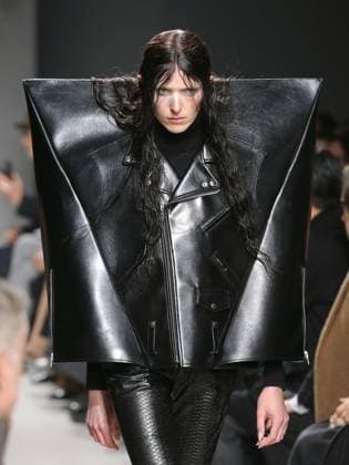 Alain-Gil Gonzalez - PFW - Junya Watanabe Runway - Bela A model walks the runway during the Junya Watanabe Womenswear Fall Winter 2025-2026 show as part of Paris Fashion, on March 8, 2025 in Paris, France. Photo by Alain-Gil Gonzalez ABACAPRESS.COM Paris France  Copyright: xGonzalezxAlain-Gil ABACAx