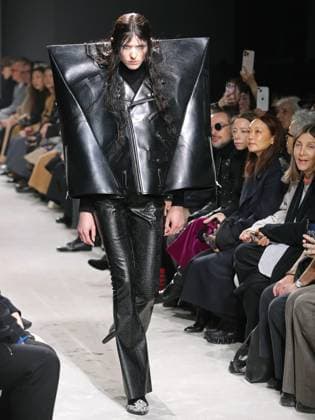 Alain-Gil Gonzalez - PFW - Junya Watanabe Runway - Bela A model walks the runway during the Junya Watanabe Womenswear Fall Winter 2025-2026 show as part of Paris Fashion, on March 8, 2025 in Paris, France. Photo by Alain-Gil Gonzalez ABACAPRESS.COM Paris France  Copyright: xGonzalezxAlain-Gil ABACAx