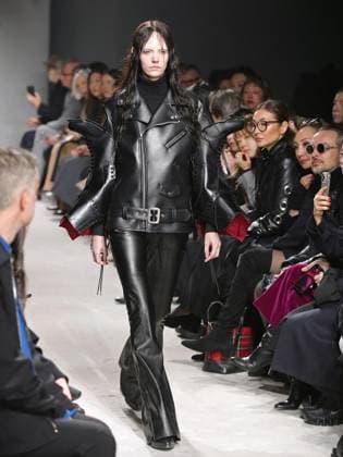 Alain-Gil Gonzalez - PFW - Junya Watanabe Runway - Bela A model walks the runway during the Junya Watanabe Womenswear Fall Winter 2025-2026 show as part of Paris Fashion, on March 8, 2025 in Paris, France. Photo by Alain-Gil Gonzalez ABACAPRESS.COM Paris France  Copyright: xGonzalezxAlain-Gil ABACAx