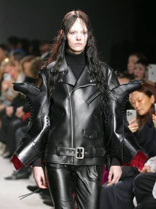 Alain-Gil Gonzalez - PFW - Junya Watanabe Runway - Bela A model walks the runway during the Junya Watanabe Womenswear Fall Winter 2025-2026 show as part of Paris Fashion, on March 8, 2025 in Paris, France. Photo by Alain-Gil Gonzalez ABACAPRESS.COM Paris France  Copyright: xGonzalezxAlain-Gil ABACAx