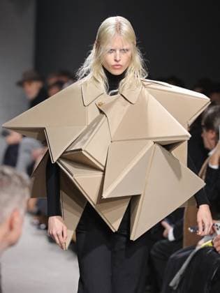 Alain-Gil Gonzalez - PFW - Junya Watanabe Runway - Bela A model walks the runway during the Junya Watanabe Womenswear Fall Winter 2025-2026 show as part of Paris Fashion, on March 8, 2025 in Paris, France. Photo by Alain-Gil Gonzalez ABACAPRESS.COM Paris France  Copyright: xGonzalezxAlain-Gil ABACAx