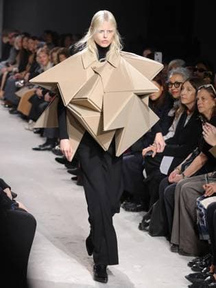 Entertainment Bilder des Tages Alain-Gil Gonzalez - PFW - Junya Watanabe Runway - Bela A model walks the runway during the Junya Watanabe Womenswear Fall Winter 2025-2026 show as part of Paris Fashion, on March 8, 2025 in Paris, France. Photo by Alain-Gil Gonzalez ABACAPRESS.COM Paris France  Copyright: xGonzalezxAlain-Gil ABACAx