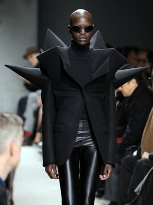 Alain-Gil Gonzalez - PFW - Junya Watanabe Runway - Bela A model walks the runway during the Junya Watanabe Womenswear Fall Winter 2025-2026 show as part of Paris Fashion, on March 8, 2025 in Paris, France. Photo by Alain-Gil Gonzalez ABACAPRESS.COM Paris France  Copyright: xGonzalezxAlain-Gil ABACAx