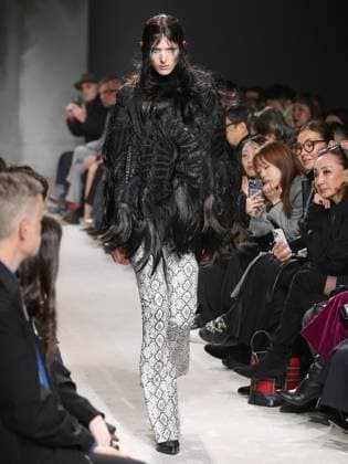 Alain-Gil Gonzalez - PFW - Junya Watanabe Runway - Bela A model walks the runway during the Junya Watanabe Womenswear Fall Winter 2025-2026 show as part of Paris Fashion, on March 8, 2025 in Paris, France. Photo by Alain-Gil Gonzalez ABACAPRESS.COM Paris France  Copyright: xGonzalezxAlain-Gil ABACAx