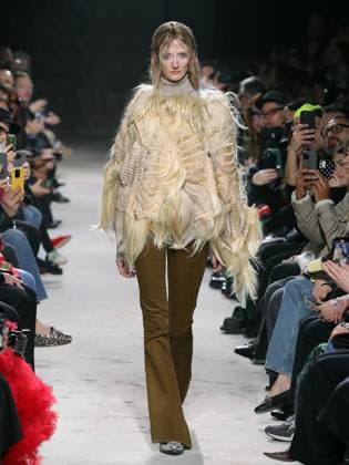 Alain-Gil Gonzalez - PFW - Junya Watanabe Runway - Bela A model walks the runway during the Junya Watanabe Womenswear Fall Winter 2025-2026 show as part of Paris Fashion, on March 8, 2025 in Paris, France. Photo by Alain-Gil Gonzalez ABACAPRESS.COM Paris France  Copyright: xGonzalezxAlain-Gil ABACAx