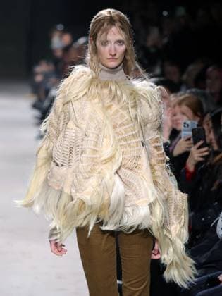 Alain-Gil Gonzalez - PFW - Junya Watanabe Runway - Bela A model walks the runway during the Junya Watanabe Womenswear Fall Winter 2025-2026 show as part of Paris Fashion, on March 8, 2025 in Paris, France. Photo by Alain-Gil Gonzalez ABACAPRESS.COM Paris France  Copyright: xGonzalezxAlain-Gil ABACAx