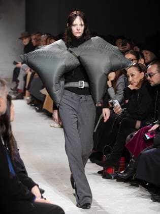 Alain-Gil Gonzalez - PFW - Junya Watanabe Runway - Bela A model walks the runway during the Junya Watanabe Womenswear Fall Winter 2025-2026 show as part of Paris Fashion, on March 8, 2025 in Paris, France. Photo by Alain-Gil Gonzalez ABACAPRESS.COM Paris France  Copyright: xGonzalezxAlain-Gil ABACAx