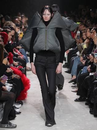 Alain-Gil Gonzalez - PFW - Junya Watanabe Runway - Bela A model walks the runway during the Junya Watanabe Womenswear Fall Winter 2025-2026 show as part of Paris Fashion, on March 8, 2025 in Paris, France. Photo by Alain-Gil Gonzalez ABACAPRESS.COM Paris France  Copyright: xGonzalezxAlain-Gil ABACAx