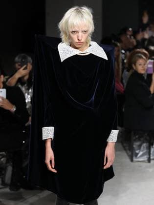 Alain-Gil Gonzalez - PFW - Junya Watanabe Runway - Bela A model walks the runway during the Junya Watanabe Womenswear Fall Winter 2025-2026 show as part of Paris Fashion, on March 8, 2025 in Paris, France. Photo by Alain-Gil Gonzalez ABACAPRESS.COM Paris France  Copyright: xGonzalezxAlain-Gil ABACAx