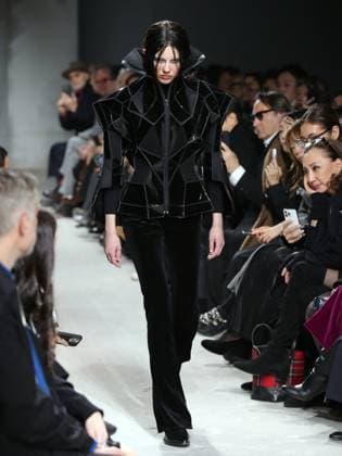 Alain-Gil Gonzalez - PFW - Junya Watanabe Runway - Bela A model walks the runway during the Junya Watanabe Womenswear Fall Winter 2025-2026 show as part of Paris Fashion, on March 8, 2025 in Paris, France. Photo by Alain-Gil Gonzalez ABACAPRESS.COM Paris France  Copyright: xGonzalezxAlain-Gil ABACAx