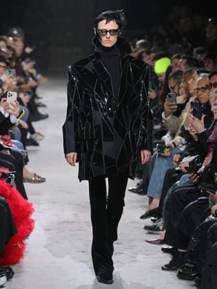 Alain-Gil Gonzalez - PFW - Junya Watanabe Runway - Bela A model walks the runway during the Junya Watanabe Womenswear Fall Winter 2025-2026 show as part of Paris Fashion, on March 8, 2025 in Paris, France. Photo by Alain-Gil Gonzalez ABACAPRESS.COM Paris France  Copyright: xGonzalezxAlain-Gil ABACAx