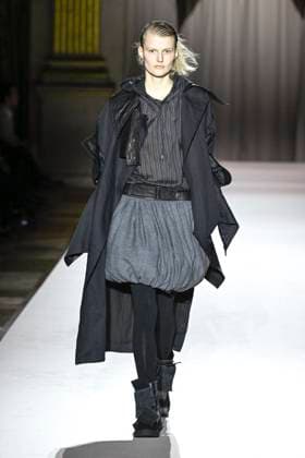 Paris Fashion Week, Yohji Yamamoto Modenschau Défilé Yohji Yamamoto Collection Prêt à Porter Automne Hiver 2025 2026 lors de la Fashion Week de Paris PFW Défilé Yohji Yamamoto Collection Prêt à Porter Automne Hiver 2025 2026 lors de la Fashion Week de Paris PFW le 7 mars 2025 Yohji Yamamoto Fall Winter 2025 2026 Ready to Wear Collection fashion show during Paris Fashion Week PFW on March 7, 2025 Paris France  Copyright: xAgencex xBestimagexAgencex xBestimagex