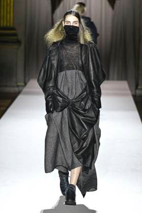 Paris Fashion Week, Yohji Yamamoto Modenschau Défilé Yohji Yamamoto Collection Prêt à Porter Automne Hiver 2025 2026 lors de la Fashion Week de Paris PFW Défilé Yohji Yamamoto Collection Prêt à Porter Automne Hiver 2025 2026 lors de la Fashion Week de Paris PFW le 7 mars 2025 Yohji Yamamoto Fall Winter 2025 2026 Ready to Wear Collection fashion show during Paris Fashion Week PFW on March 7, 2025 Paris France  Copyright: xAgencex xBestimagexAgencex xBestimagex