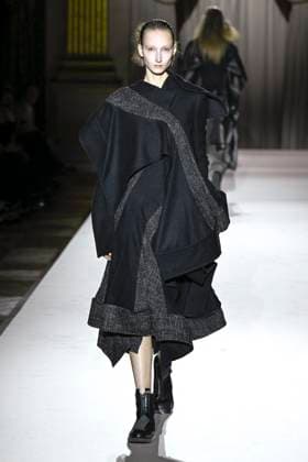 Paris Fashion Week, Yohji Yamamoto Modenschau Défilé Yohji Yamamoto Collection Prêt à Porter Automne Hiver 2025 2026 lors de la Fashion Week de Paris PFW Défilé Yohji Yamamoto Collection Prêt à Porter Automne Hiver 2025 2026 lors de la Fashion Week de Paris PFW le 7 mars 2025 Yohji Yamamoto Fall Winter 2025 2026 Ready to Wear Collection fashion show during Paris Fashion Week PFW on March 7, 2025 Paris France  Copyright: xAgencex xBestimagexAgencex xBestimagex