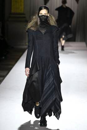 Paris Fashion Week, Yohji Yamamoto Modenschau Défilé Yohji Yamamoto Collection Prêt à Porter Automne Hiver 2025 2026 lors de la Fashion Week de Paris PFW Défilé Yohji Yamamoto Collection Prêt à Porter Automne Hiver 2025 2026 lors de la Fashion Week de Paris PFW le 7 mars 2025 Yohji Yamamoto Fall Winter 2025 2026 Ready to Wear Collection fashion show during Paris Fashion Week PFW on March 7, 2025 Paris France  Copyright: xAgencex xBestimagexAgencex xBestimagex