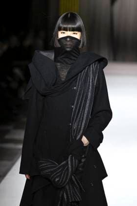 Paris Fashion Week, Yohji Yamamoto Modenschau Défilé Yohji Yamamoto Collection Prêt à Porter Automne Hiver 2025 2026 lors de la Fashion Week de Paris PFW Défilé Yohji Yamamoto Collection Prêt à Porter Automne Hiver 2025 2026 lors de la Fashion Week de Paris PFW le 7 mars 2025 Yohji Yamamoto Fall Winter 2025 2026 Ready to Wear Collection fashion show during Paris Fashion Week PFW on March 7, 2025 Paris France  Copyright: xAgencex xBestimagexAgencex xBestimagex