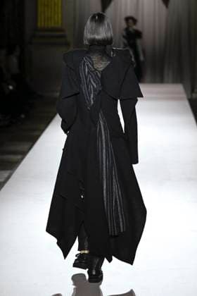 Paris Fashion Week, Yohji Yamamoto Modenschau Défilé Yohji Yamamoto Collection Prêt à Porter Automne Hiver 2025 2026 lors de la Fashion Week de Paris PFW Défilé Yohji Yamamoto Collection Prêt à Porter Automne Hiver 2025 2026 lors de la Fashion Week de Paris PFW le 7 mars 2025 Yohji Yamamoto Fall Winter 2025 2026 Ready to Wear Collection fashion show during Paris Fashion Week PFW on March 7, 2025 Paris France  Copyright: xAgencex xBestimagexAgencex xBestimagex