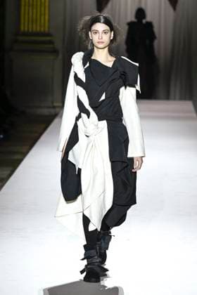 Paris Fashion Week, Yohji Yamamoto Modenschau Défilé Yohji Yamamoto Collection Prêt à Porter Automne Hiver 2025 2026 lors de la Fashion Week de Paris PFW Défilé Yohji Yamamoto Collection Prêt à Porter Automne Hiver 2025 2026 lors de la Fashion Week de Paris PFW le 7 mars 2025 Yohji Yamamoto Fall Winter 2025 2026 Ready to Wear Collection fashion show during Paris Fashion Week PFW on March 7, 2025 Paris France  Copyright: xAgencex xBestimagexAgencex xBestimagex