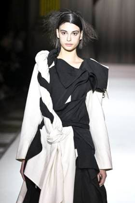 Paris Fashion Week, Yohji Yamamoto Modenschau Défilé Yohji Yamamoto Collection Prêt à Porter Automne Hiver 2025 2026 lors de la Fashion Week de Paris PFW Défilé Yohji Yamamoto Collection Prêt à Porter Automne Hiver 2025 2026 lors de la Fashion Week de Paris PFW le 7 mars 2025 Yohji Yamamoto Fall Winter 2025 2026 Ready to Wear Collection fashion show during Paris Fashion Week PFW on March 7, 2025 Paris France  Copyright: xAgencex xBestimagexAgencex xBestimagex