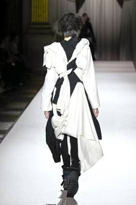 Paris Fashion Week, Yohji Yamamoto Modenschau Défilé Yohji Yamamoto Collection Prêt à Porter Automne Hiver 2025 2026 lors de la Fashion Week de Paris PFW Défilé Yohji Yamamoto Collection Prêt à Porter Automne Hiver 2025 2026 lors de la Fashion Week de Paris PFW le 7 mars 2025 Yohji Yamamoto Fall Winter 2025 2026 Ready to Wear Collection fashion show during Paris Fashion Week PFW on March 7, 2025 Paris France  Copyright: xAgencex xBestimagexAgencex xBestimagex