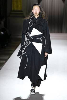 Paris Fashion Week, Yohji Yamamoto Modenschau Défilé Yohji Yamamoto Collection Prêt à Porter Automne Hiver 2025 2026 lors de la Fashion Week de Paris PFW Défilé Yohji Yamamoto Collection Prêt à Porter Automne Hiver 2025 2026 lors de la Fashion Week de Paris PFW le 7 mars 2025 Yohji Yamamoto Fall Winter 2025 2026 Ready to Wear Collection fashion show during Paris Fashion Week PFW on March 7, 2025 Paris France  Copyright: xAgencex xBestimagexAgencex xBestimagex