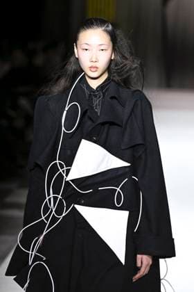Paris Fashion Week, Yohji Yamamoto Modenschau Défilé Yohji Yamamoto Collection Prêt à Porter Automne Hiver 2025 2026 lors de la Fashion Week de Paris PFW Défilé Yohji Yamamoto Collection Prêt à Porter Automne Hiver 2025 2026 lors de la Fashion Week de Paris PFW le 7 mars 2025 Yohji Yamamoto Fall Winter 2025 2026 Ready to Wear Collection fashion show during Paris Fashion Week PFW on March 7, 2025 Paris France  Copyright: xAgencex xBestimagexAgencex xBestimagex