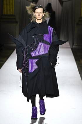 Paris Fashion Week, Yohji Yamamoto Modenschau Défilé Yohji Yamamoto Collection Prêt à Porter Automne Hiver 2025 2026 lors de la Fashion Week de Paris PFW Défilé Yohji Yamamoto Collection Prêt à Porter Automne Hiver 2025 2026 lors de la Fashion Week de Paris PFW le 7 mars 2025 Yohji Yamamoto Fall Winter 2025 2026 Ready to Wear Collection fashion show during Paris Fashion Week PFW on March 7, 2025 Paris France  Copyright: xAgencex xBestimagexAgencex xBestimagex