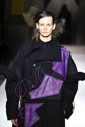 Paris Fashion Week, Yohji Yamamoto Modenschau Défilé Yohji Yamamoto Collection Prêt à Porter Automne Hiver 2025 2026 lors de la Fashion Week de Paris PFW Défilé Yohji Yamamoto Collection Prêt à Porter Automne Hiver 2025 2026 lors de la Fashion Week de Paris PFW le 7 mars 2025 Yohji Yamamoto Fall Winter 2025 2026 Ready to Wear Collection fashion show during Paris Fashion Week PFW on March 7, 2025 Paris France  Copyright: xAgencex xBestimagexAgencex xBestimagex