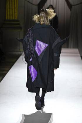 Paris Fashion Week, Yohji Yamamoto Modenschau Défilé Yohji Yamamoto Collection Prêt à Porter Automne Hiver 2025 2026 lors de la Fashion Week de Paris PFW Défilé Yohji Yamamoto Collection Prêt à Porter Automne Hiver 2025 2026 lors de la Fashion Week de Paris PFW le 7 mars 2025 Yohji Yamamoto Fall Winter 2025 2026 Ready to Wear Collection fashion show during Paris Fashion Week PFW on March 7, 2025 Paris France  Copyright: xAgencex xBestimagexAgencex xBestimagex