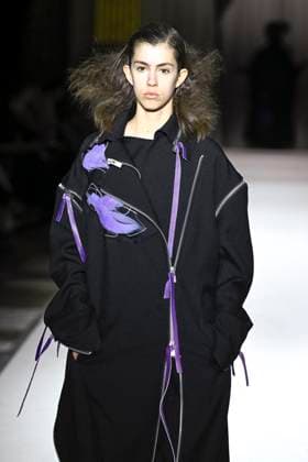 Paris Fashion Week, Yohji Yamamoto Modenschau Défilé Yohji Yamamoto Collection Prêt à Porter Automne Hiver 2025 2026 lors de la Fashion Week de Paris PFW Défilé Yohji Yamamoto Collection Prêt à Porter Automne Hiver 2025 2026 lors de la Fashion Week de Paris PFW le 7 mars 2025 Yohji Yamamoto Fall Winter 2025 2026 Ready to Wear Collection fashion show during Paris Fashion Week PFW on March 7, 2025 Paris France  Copyright: xAgencex xBestimagexAgencex xBestimagex