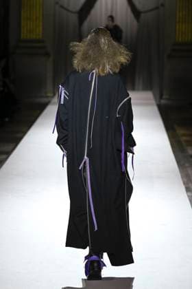 Paris Fashion Week, Yohji Yamamoto Modenschau Défilé Yohji Yamamoto Collection Prêt à Porter Automne Hiver 2025 2026 lors de la Fashion Week de Paris PFW Défilé Yohji Yamamoto Collection Prêt à Porter Automne Hiver 2025 2026 lors de la Fashion Week de Paris PFW le 7 mars 2025 Yohji Yamamoto Fall Winter 2025 2026 Ready to Wear Collection fashion show during Paris Fashion Week PFW on March 7, 2025 Paris France  Copyright: xAgencex xBestimagexAgencex xBestimagex