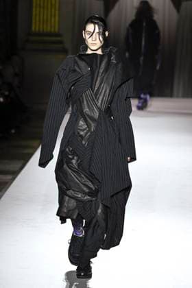 Paris Fashion Week, Yohji Yamamoto Modenschau Défilé Yohji Yamamoto Collection Prêt à Porter Automne Hiver 2025 2026 lors de la Fashion Week de Paris PFW Défilé Yohji Yamamoto Collection Prêt à Porter Automne Hiver 2025 2026 lors de la Fashion Week de Paris PFW le 7 mars 2025 Yohji Yamamoto Fall Winter 2025 2026 Ready to Wear Collection fashion show during Paris Fashion Week PFW on March 7, 2025 Paris France  Copyright: xAgencex xBestimagexAgencex xBestimagex