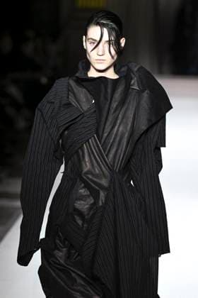 Paris Fashion Week, Yohji Yamamoto Modenschau Défilé Yohji Yamamoto Collection Prêt à Porter Automne Hiver 2025 2026 lors de la Fashion Week de Paris PFW Défilé Yohji Yamamoto Collection Prêt à Porter Automne Hiver 2025 2026 lors de la Fashion Week de Paris PFW le 7 mars 2025 Yohji Yamamoto Fall Winter 2025 2026 Ready to Wear Collection fashion show during Paris Fashion Week PFW on March 7, 2025 Paris France  Copyright: xAgencex xBestimagexAgencex xBestimagex
