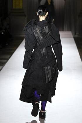 Paris Fashion Week, Yohji Yamamoto Modenschau Défilé Yohji Yamamoto Collection Prêt à Porter Automne Hiver 2025 2026 lors de la Fashion Week de Paris PFW Défilé Yohji Yamamoto Collection Prêt à Porter Automne Hiver 2025 2026 lors de la Fashion Week de Paris PFW le 7 mars 2025 Yohji Yamamoto Fall Winter 2025 2026 Ready to Wear Collection fashion show during Paris Fashion Week PFW on March 7, 2025 Paris France  Copyright: xAgencex xBestimagexAgencex xBestimagex