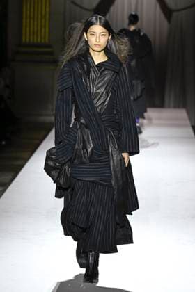 Paris Fashion Week, Yohji Yamamoto Modenschau Défilé Yohji Yamamoto Collection Prêt à Porter Automne Hiver 2025 2026 lors de la Fashion Week de Paris PFW Défilé Yohji Yamamoto Collection Prêt à Porter Automne Hiver 2025 2026 lors de la Fashion Week de Paris PFW le 7 mars 2025 Yohji Yamamoto Fall Winter 2025 2026 Ready to Wear Collection fashion show during Paris Fashion Week PFW on March 7, 2025 Paris France  Copyright: xAgencex xBestimagexAgencex xBestimagex