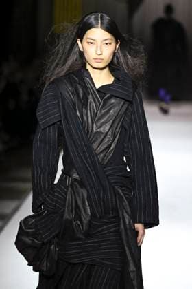 Paris Fashion Week, Yohji Yamamoto Modenschau Défilé Yohji Yamamoto Collection Prêt à Porter Automne Hiver 2025 2026 lors de la Fashion Week de Paris PFW Défilé Yohji Yamamoto Collection Prêt à Porter Automne Hiver 2025 2026 lors de la Fashion Week de Paris PFW le 7 mars 2025 Yohji Yamamoto Fall Winter 2025 2026 Ready to Wear Collection fashion show during Paris Fashion Week PFW on March 7, 2025 Paris France  Copyright: xAgencex xBestimagexAgencex xBestimagex