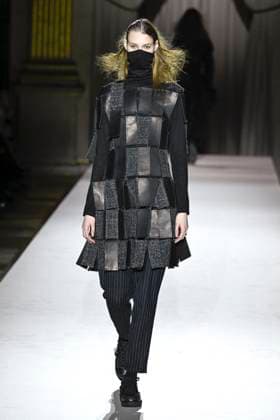 Paris Fashion Week, Yohji Yamamoto Modenschau Défilé Yohji Yamamoto Collection Prêt à Porter Automne Hiver 2025 2026 lors de la Fashion Week de Paris PFW Défilé Yohji Yamamoto Collection Prêt à Porter Automne Hiver 2025 2026 lors de la Fashion Week de Paris PFW le 7 mars 2025 Yohji Yamamoto Fall Winter 2025 2026 Ready to Wear Collection fashion show during Paris Fashion Week PFW on March 7, 2025 Paris France  Copyright: xAgencex xBestimagexAgencex xBestimagex