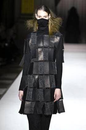 Paris Fashion Week, Yohji Yamamoto Modenschau Défilé Yohji Yamamoto Collection Prêt à Porter Automne Hiver 2025 2026 lors de la Fashion Week de Paris PFW Défilé Yohji Yamamoto Collection Prêt à Porter Automne Hiver 2025 2026 lors de la Fashion Week de Paris PFW le 7 mars 2025 Yohji Yamamoto Fall Winter 2025 2026 Ready to Wear Collection fashion show during Paris Fashion Week PFW on March 7, 2025 Paris France  Copyright: xAgencex xBestimagexAgencex xBestimagex