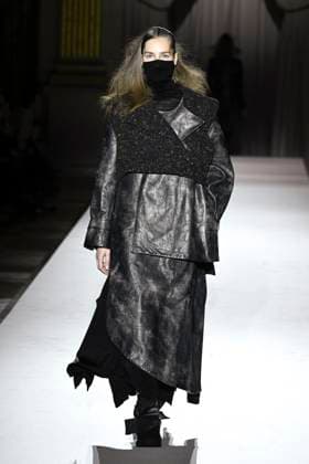 Paris Fashion Week, Yohji Yamamoto Modenschau Défilé Yohji Yamamoto Collection Prêt à Porter Automne Hiver 2025 2026 lors de la Fashion Week de Paris PFW Défilé Yohji Yamamoto Collection Prêt à Porter Automne Hiver 2025 2026 lors de la Fashion Week de Paris PFW le 7 mars 2025 Yohji Yamamoto Fall Winter 2025 2026 Ready to Wear Collection fashion show during Paris Fashion Week PFW on March 7, 2025 Paris France  Copyright: xAgencex xBestimagexAgencex xBestimagex