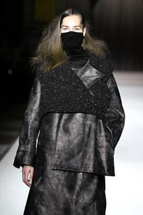 Paris Fashion Week, Yohji Yamamoto Modenschau Défilé Yohji Yamamoto Collection Prêt à Porter Automne Hiver 2025 2026 lors de la Fashion Week de Paris PFW Défilé Yohji Yamamoto Collection Prêt à Porter Automne Hiver 2025 2026 lors de la Fashion Week de Paris PFW le 7 mars 2025 Yohji Yamamoto Fall Winter 2025 2026 Ready to Wear Collection fashion show during Paris Fashion Week PFW on March 7, 2025 Paris France  Copyright: xAgencex xBestimagexAgencex xBestimagex
