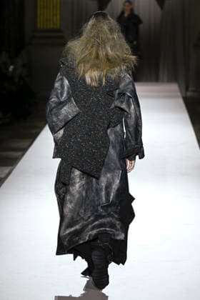 Paris Fashion Week, Yohji Yamamoto Modenschau Défilé Yohji Yamamoto Collection Prêt à Porter Automne Hiver 2025 2026 lors de la Fashion Week de Paris PFW Défilé Yohji Yamamoto Collection Prêt à Porter Automne Hiver 2025 2026 lors de la Fashion Week de Paris PFW le 7 mars 2025 Yohji Yamamoto Fall Winter 2025 2026 Ready to Wear Collection fashion show during Paris Fashion Week PFW on March 7, 2025 Paris France  Copyright: xAgencex xBestimagexAgencex xBestimagex