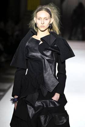 Paris Fashion Week, Yohji Yamamoto Modenschau Défilé Yohji Yamamoto Collection Prêt à Porter Automne Hiver 2025 2026 lors de la Fashion Week de Paris PFW Défilé Yohji Yamamoto Collection Prêt à Porter Automne Hiver 2025 2026 lors de la Fashion Week de Paris PFW le 7 mars 2025 Yohji Yamamoto Fall Winter 2025 2026 Ready to Wear Collection fashion show during Paris Fashion Week PFW on March 7, 2025 Paris France  Copyright: xAgencex xBestimagexAgencex xBestimagex