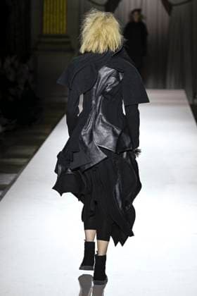 Paris Fashion Week, Yohji Yamamoto Modenschau Défilé Yohji Yamamoto Collection Prêt à Porter Automne Hiver 2025 2026 lors de la Fashion Week de Paris PFW Défilé Yohji Yamamoto Collection Prêt à Porter Automne Hiver 2025 2026 lors de la Fashion Week de Paris PFW le 7 mars 2025 Yohji Yamamoto Fall Winter 2025 2026 Ready to Wear Collection fashion show during Paris Fashion Week PFW on March 7, 2025 Paris France  Copyright: xAgencex xBestimagexAgencex xBestimagex
