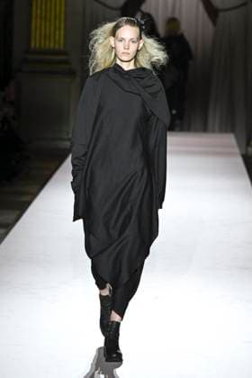 Paris Fashion Week, Yohji Yamamoto Modenschau Défilé Yohji Yamamoto Collection Prêt à Porter Automne Hiver 2025 2026 lors de la Fashion Week de Paris PFW Défilé Yohji Yamamoto Collection Prêt à Porter Automne Hiver 2025 2026 lors de la Fashion Week de Paris PFW le 7 mars 2025 Yohji Yamamoto Fall Winter 2025 2026 Ready to Wear Collection fashion show during Paris Fashion Week PFW on March 7, 2025 Paris France  Copyright: xAgencex xBestimagexAgencex xBestimagex